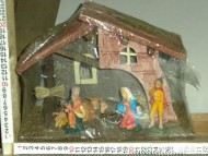 Millenium Christmas. Casetta con le statuine della sacra famiglia; Bue ed asinello. Molto carina e particolareggiata. cod.351